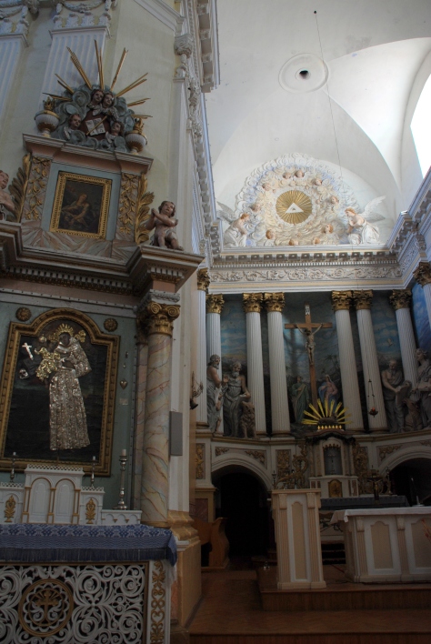 Troškūnų Šv. Trejybės bažnyčia. K. Jelskio sukurtas pagrindinis altorius