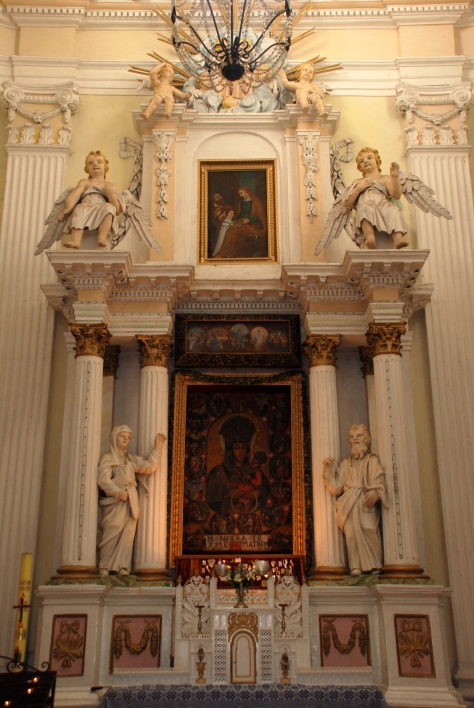 Troškūnų Šv. Trejybės bažnyčia. Šv. Mergelės Marijos Rožančiaus Karalienės altorius 